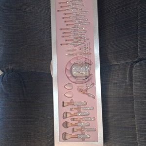 Glitz and glam makeup brush set